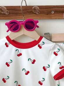 SHEIN Conjunto de 2 piezas de top de manga corta con cuello redondo y pantalones acampanados con estampado de cerezas en estilo retro americano casual, adecuado para el verano, para niñas jóvenes