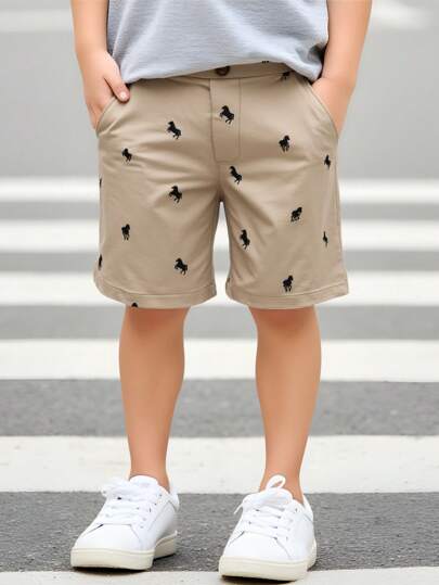 2-delat set inkluderar bälte. Ung pojke, preppy, söt, mångsidig, kakifärgade shorts med resår i midjan och byxor med bälte. Lämplig för födelsedagsfest, kvällsfest, framträdande, bröllop, babyshower, bröllopsgäst, pagepojke, ringpojke, blomsterflicka.