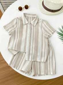 SHEIN Bộ quần áo polo tay ngắn màu be phong cách đại học thường ngày cho bé trai và quần short vải in họa tiết ở eo co giãn, thích hợp mặc ở nhà, đi chơi, đi học, du lịch, mùa hè cho bé trai 2 món Quần áo cho bé trai 4 tuổi - Màu be - Xem 7