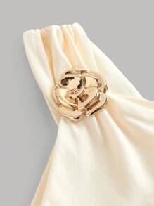 Girlism 杏色褶边金色胸针装饰单肩吊带背心，优雅百搭，适合节日和派对穿着 - 杏色 - 查看 3