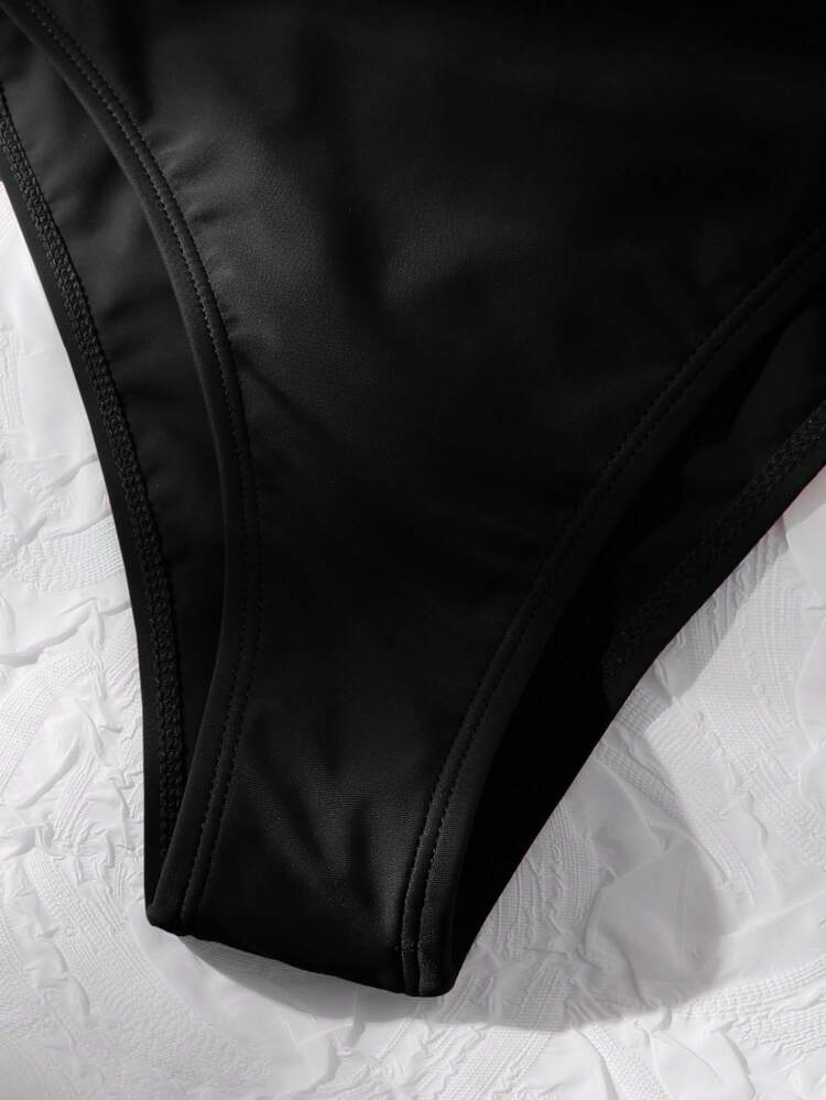 Maillot de bain une pièce avec découpe en V