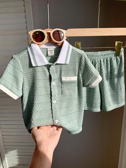 SHEIN 2 件套男婴舒适休闲拼色 Polo 领短袖衬衫和短裤套装，适合春夏季室内、户外、日常、运动、玩耍、派对、拍照、度假、节日