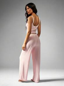 Missguided x Playboy Conjunto de pijama de lujo para mujer de top tipo camiseta de punto acanalado y pantalón de pierna ancha para uso en el hogar y dormir, cómodo y acogedor.