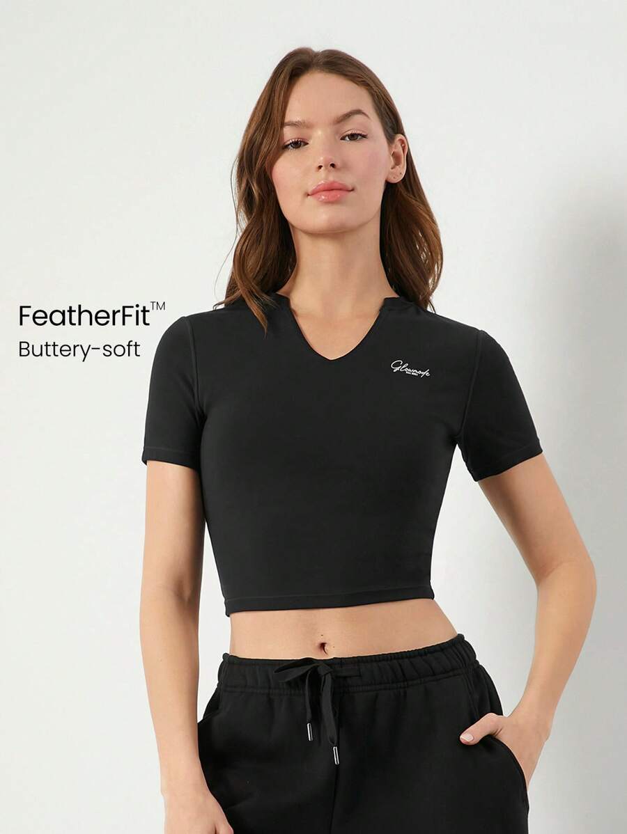 GLOWMODE FeatherFit™ 全天候自信修身 V 领徽标短款婴儿 T 恤低冲击瑜伽普拉提工作室日常休闲装 - 黑色 - 查看 1