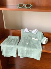 SHEIN 2 件套男婴舒适休闲拼色 Polo 领短袖衬衫和短裤套装，适合春夏季室内、户外、日常、运动、玩耍、派对、拍照、度假、节日 - 綠色 - 查看 4