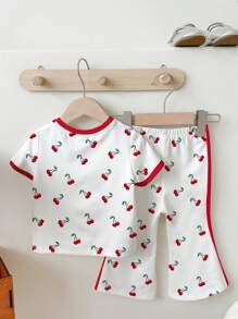 SHEIN Conjunto de 2 piezas de top de manga corta con cuello redondo y pantalones acampanados con estampado de cerezas en estilo retro americano casual, adecuado para el verano, para niñas jóvenes