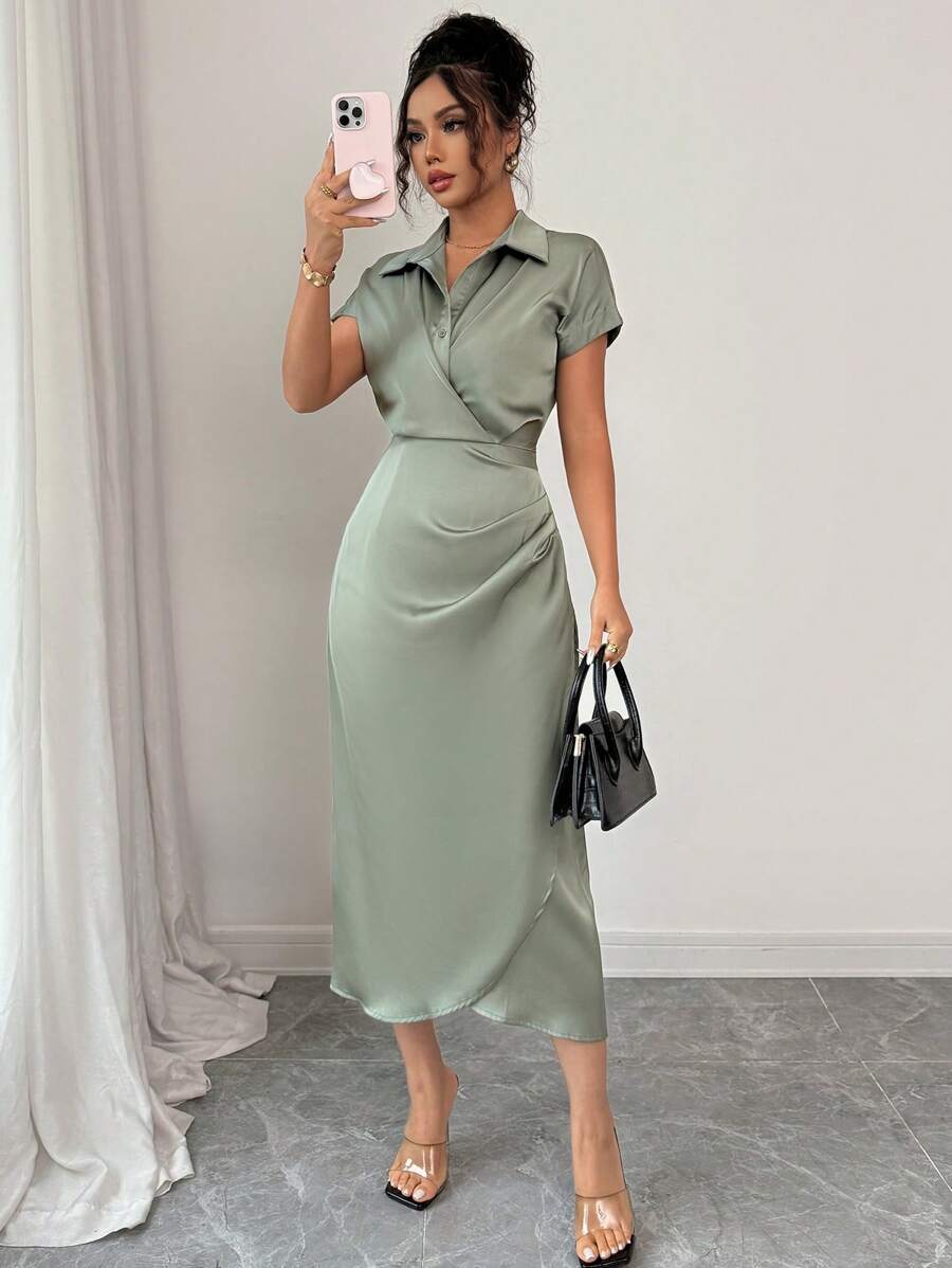Elenzga Damen Salbeigrün Sommer Elegantes Arbeits Satin Französischer Minimalistisches Hemdkleid V-Ausschnitt Schulterfall Tailliertes Saum Faltenrock Rückenschlitz Maxikleid - Armeegrün - Übersicht 1