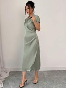 Elenzga Damen Salbeigrün Sommer Elegantes Arbeits Satin Französischer Minimalistisches Hemdkleid V-Ausschnitt Schulterfall Tailliertes Saum Faltenrock Rückenschlitz Maxikleid - Armeegrün - Übersicht 3