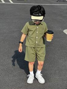 Completo con maglietta a maniche corte con bottoni sul davanti e pantaloncini per ragazzo giovane