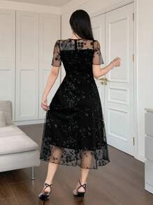 DAZY Damen schwarzes Spitzenkleid mit Midi-Länge und Blumenprint, Rundhalsausschnitt, Kurzarm, geeignet für Urlaub, Date Night - Schwarz - Übersicht 2