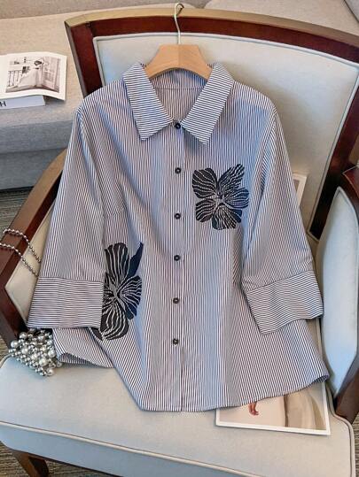 SHEIN Clasi قميص كاجوال وأنيق بطبعات زهور وخطوط مناسب للمقاسات الكبيرة