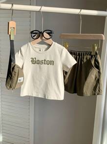 SHEIN 买 2 送 1，3 件/套婴儿男孩/女孩舒适休闲时尚百搭字母印花白色短袖 T 恤、针织上衣、工装短裤和斜挎包，适合春夏季室内、户外、日常、运动、玩耍、派对、摄影、假日、节日