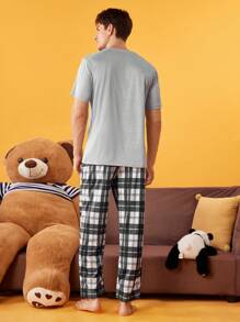 SHEIN Conjunto de ropa de casa para hombres con Top de manga corta con estampado de letras y pantalones de pijama a cuadros
