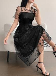 DAZY Damen schwarzes Spitzenkleid mit Midi-Länge und Blumenprint, Rundhalsausschnitt, Kurzarm, geeignet für Urlaub, Date Night - Schwarz - Übersicht 1