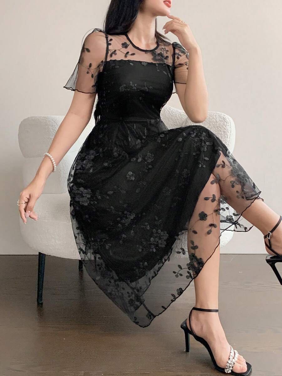 DAZY Damen schwarzes Spitzenkleid mit Midi-Länge und Blumenprint, Rundhalsausschnitt, Kurzarm, geeignet für Urlaub, Date Night - Schwarz - Übersicht 1