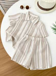 SHEIN Bộ quần áo polo tay ngắn màu be phong cách đại học thường ngày cho bé trai và quần short vải in họa tiết ở eo co giãn, thích hợp mặc ở nhà, đi chơi, đi học, du lịch, mùa hè cho bé trai 2 món Quần áo cho bé trai 4 tuổi - Màu be - Xem 5