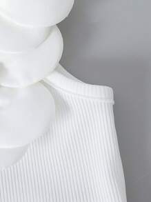 Kleine Mädchen Weißes ärmelloses Top mit Blumenmuster und Nieten Dekor, geeignet für Geburtstag, Urlaub und Sommerfeste