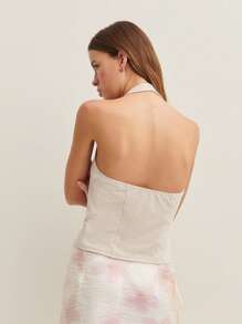 Nöista 带有纽扣细节的露背吊带上衣 - 为精致的夏季工作装搭配裙子或短裤，增添优雅气质。 - 杏色 - 查看 1