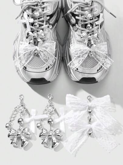 Kawaii Lot de 4 élégantes perles CCB en forme de cœur creux argenté et nœud en dentelle blanche pour chaussures, accessoires polyvalents et à la mode pour femmes, excellente idée cadeau