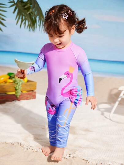 Elegante conjunto de traje de baño para niña con acentos de elementos de flamenco, para disfrutar de un sueño en la playa