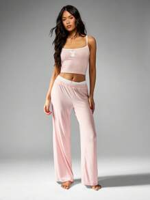 Missguided x Playboy Conjunto de pijama de lujo para mujer de top tipo camiseta de punto acanalado y pantalón de pierna ancha para uso en el hogar y dormir, cómodo y acogedor.