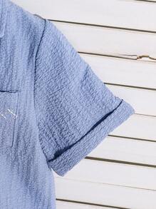 SHEIN 2 件幼儿男童纯蓝色套装，上衣采用 3D 廓形剪裁，下摆带有刺绣花卉图案，非常时尚 - 藍色 - 查看 7