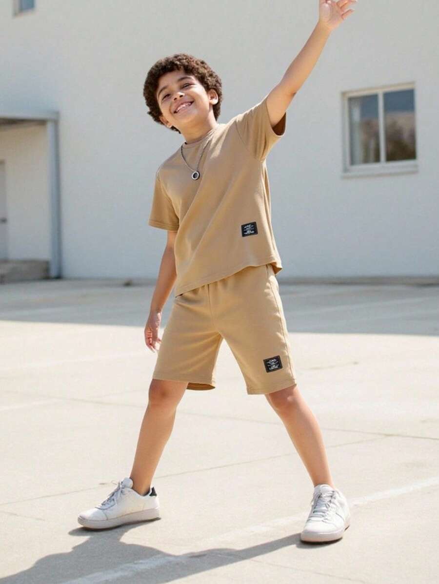 SHEIN 灰春少年字母補丁細節短t恤和短褲套裝