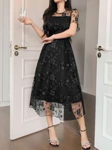 DAZY Damen schwarzes Spitzenkleid mit Midi-Länge und Blumenprint, Rundhalsausschnitt, Kurzarm, geeignet für Urlaub, Date Night - Schwarz - Übersicht 5
