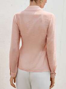 Aveloria Modichic 时尚浅粉橙色透明纹理面料 V 领侧裹设计，带有不对称金属扣装饰，优雅简约衬衫，适合工作，百搭女式长袖衬衫 - 粉色 - 查看 2