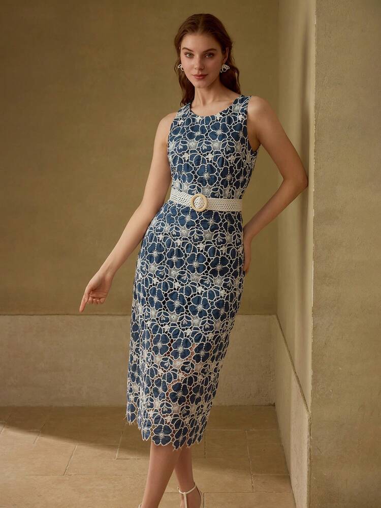 Vestito ricamato con cintura