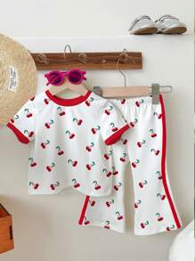 SHEIN Conjunto de 2 piezas de top de manga corta con cuello redondo y pantalones acampanados con estampado de cerezas en estilo retro americano casual, adecuado para el verano, para niñas jóvenes