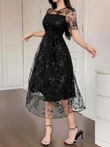 DAZY Damen schwarzes Spitzenkleid mit Midi-Länge und Blumenprint, Rundhalsausschnitt, Kurzarm, geeignet für Urlaub, Date Night - Schwarz - Übersicht 4