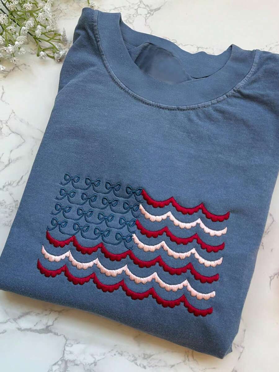 SHEIN 刺绣美国国旗 T 恤，7 月 4 日衬衫，国旗，7 月 4 日衬衫，独立日，夏季烧烤衬衫，圆领女式刺绣图案 T 恤 - 霧霾藍 - 查看 1