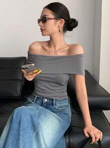 DAZY تي شيرت قصير ضيق بدون أكتاف، لون موحد كاجوال، صيفي، توب قصير للنساء للخروج - رمادي - مشاهدة 2