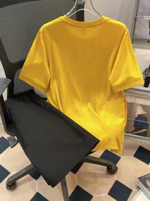 SHEIN Set de 2 piezas de camiseta de manga corta con estampado de videojuegos y pantalones cortos a juego, informal, de mezcla de algodón para adolescentes varones, de verano