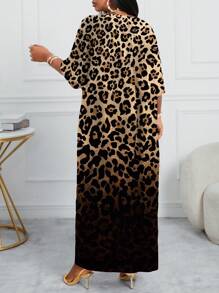 SHEIN Lady Lässiges Urlaubskleid im Stil eines Gradualen Leopardendruckes für Große Größen mit V-Ausschnitt, Langarm, einfarbige Einsätze und lockerer Passform