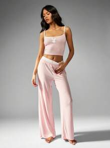 Missguided x Playboy Conjunto de pijama de lujo para mujer de top tipo camiseta de punto acanalado y pantalón de pierna ancha para uso en el hogar y dormir, cómodo y acogedor.