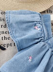 女童碎花宽松褶饰上衣，搭配荷叶边和阔腿休闲牛仔裤，时尚套装 - 淺色水洗藍 - 查看 5