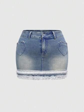 Kawaii Minigonna di jeans casual da donna taglie comode con fiocco decorativo, taschino a forma di cuore e profili in pizzo a contrasto