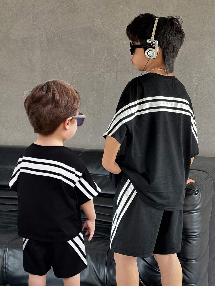 SHEIN Leap Crew Bộ 2 món/bộ áo thun tay ngắn màu đen thời trang thoải mái và quần short cho bé trai/bé gái, thích hợp mặc trong nhà, ngoài trời, hàng ngày, thể thao, tiệc tùng, chụp ảnh, ngày lễ, lễ hội - màu đen - Xem 1