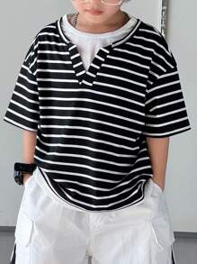 Camiseta de manga corta para niños pequeños con estilo coreano casual, suelta y a rayas con capa simulada. Versátil para el trayecto, la escuela, el uso diario casual, los deportes, adecuada para primavera/verano