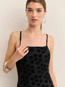 Nöista Váy maxi satin họa tiết hoa đen với thiết kế suông suông mềm mại, dây mảnh và ôm sát tôn dáng, hoàn hảo cho các sự kiện mùa hè, tiệc tùng hoặc phong cách dạ hội sang trọng. - màu đen - Xem 4