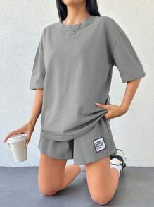Camiseta de mujer de 100% algodón de color liso y shorts con detalles bordados
