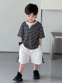 Camiseta de manga corta para niños pequeños con estilo coreano casual, suelta y a rayas con capa simulada. Versátil para el trayecto, la escuela, el uso diario casual, los deportes, adecuada para primavera/verano