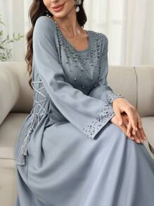 Al Najma 女士端庄优雅的阿拉伯连衣裙，珍珠饰边，腰部系带 - 銀色 - 查看 1