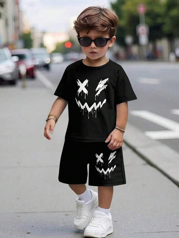 SHEIN Conjunto de 2 piezas de camiseta de manga corta con estampado de sonrisa malvada y pantalones cortos casual y elegante para niños, conjunto de ropa de verano