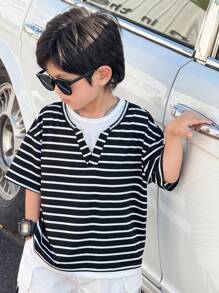 Camiseta de manga corta para niños pequeños con estilo coreano casual, suelta y a rayas con capa simulada. Versátil para el trayecto, la escuela, el uso diario casual, los deportes, adecuada para primavera/verano