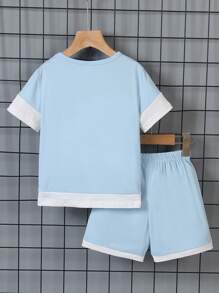 SHEIN 男童二合一字母拼接短袖圆领T恤短裤套装带徽章，适合夏季红色男童套装红色儿童套装 - 淺藍色 - 查看 2