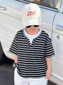 Camiseta de manga corta para niños pequeños con estilo coreano casual, suelta y a rayas con capa simulada. Versátil para el trayecto, la escuela, el uso diario casual, los deportes, adecuada para primavera/verano