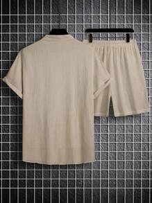 Manfinity Homme Ensemble chemise à manches courtes et shorts unicolore pour hommes en été. Ensemble deux pièces d'été en lin pour hommes. Ensemble deux pièces casual pour hommes. Ensemble deux pièces d'été pour hommes. Ensemble deux pièces assorti pour hommes.